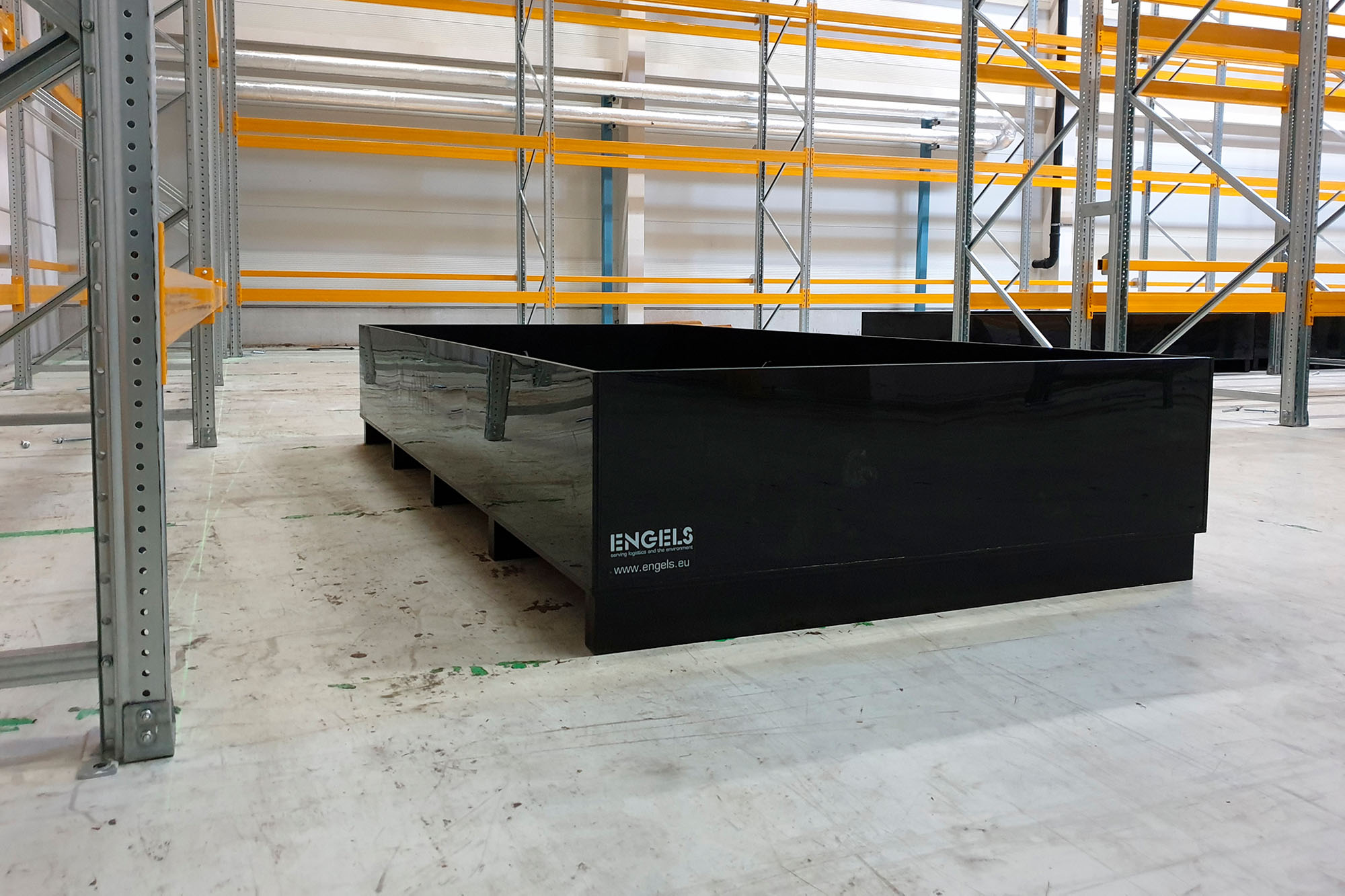 Bacias de retenção em prateleiras de armazém