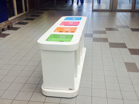 contentor met&aacute;lico de recolha de res&iacute;duos